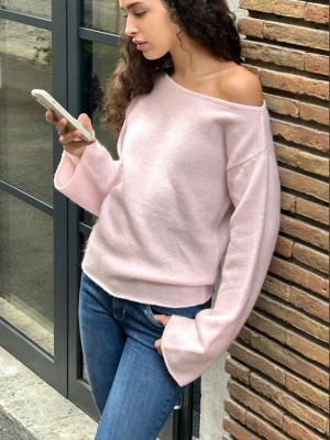 Stickad tröja boatneck Subdued - Säljer denna helt slutsålda boat neck stickade tröjan från Subdued då den inte kommer till användning. Tröjan har används några gånger och är i superfint skick. Nypris 520kr.