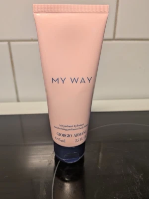 Armani My Way Body Lotion - Armani Body Lotion, endast provad en gång, underbar doft som håller LÄNGE 