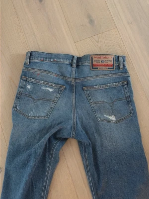 Diesel jeans - Diesel jeans med slitningar. Regular fit med en waist på 29.