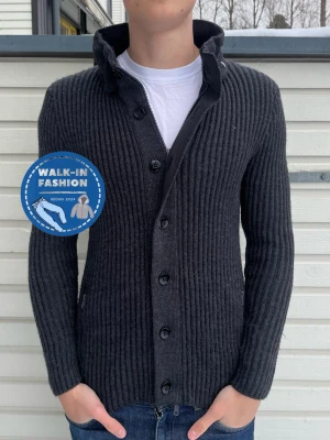 Stickad kofta från esprit - Tja! Säljer nu denna sjukt snygga stickade cardigan. Skick 8.5/10 riktigt bra utan synliga defekter. Modellen är 181 och väger 67kg men passar allt mellan 169-179 som bäst. Hör av er vid funderingar.