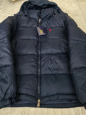 Mörkblå pufferjacka från Polo Ralph Lauren - Passar mycket med S size 