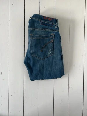 Dondup jeans - Tja! Säljer dessa dondups till ett väldigt bra pris. Modell George, storlek w30. Riktigt snygga, men snygga slitningar. Dem har gått sönder vid ena fickan med det är lagat, det gör faktiskt hela byxan lite snyggare om du frågor mig. Skriv vid frågor eller funderingar 🙂