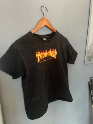Thrasher t-shirt - Säljer en svart Thrasher t-shirt i 100% bomull och den passar nån som är runt 160 cm. Hör gärna av er om ni har några frågor! MVH tom 