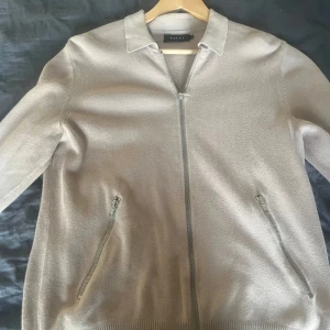 Brothers zip tröja - Säljer en riktigt fräsch zip tröja från brothers i modell Riley vilket gör den lite mer slimmad i passform. Storlek S på tröjan! Nypris 1299:-. Bara att höra av er vid frågor! Vid snabb affär kan priset diskuteras!