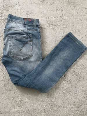 Dondup Jeans - Dondup Jeans i en fet modell! Fint skick, inga tydliga defekter. Storlek 31. Kontakta mig för fler frågor och funderingar!