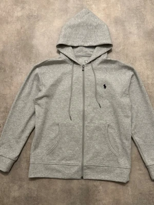 Ralph Lauren tröja med dragkedja  - Längden är ungefär 63 cm och bredden är ungefär 51 cm