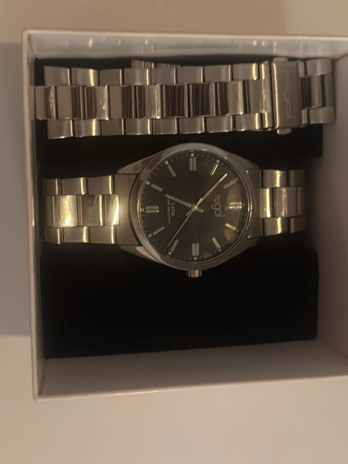 Silverfärgad klocka från Regal