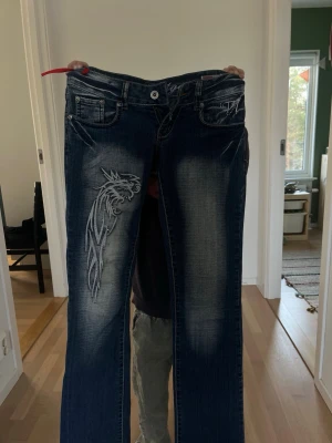 unika jeans - jätte snygga vintage jeans som är suuper lågmidjade, har en unik design och väldigt eftertraktade så priset blir högre! 💕 mått 35-36cm midjemått, 79cm inner