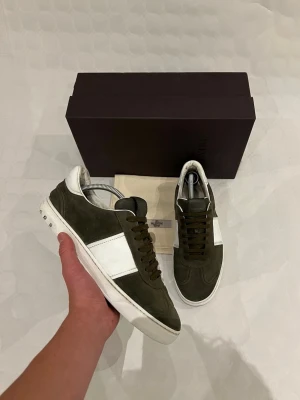 Flycrews i grönt - Säljer ett par riktigt feta olivgröna flycrews i bra skick. Skorna är k storlek 42. Box o dustbag medföljer. Skorna saknar 7 st nitar och 4 av de som är på är påsatta i efterhand. Skriv gärna vid funderingar 🤝🔥 pris kan diskuteras 👑✅