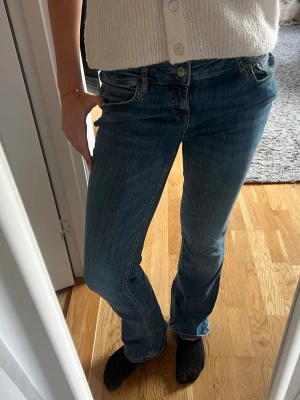 Blå bootcut jeans  - Säljer ett par klassiska blå bootcut jeans med låg midja. 