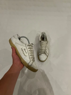 Saint Laurent skor - Säljer att par det saint Laurent skor i storlek 42. Skorna är i okej sick. De är limmade vi vänster framsida och whitening cream finns på lädret. Skriv gärna vid funderingar, priset kan diskuteras ✅🔥👑🤝