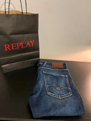 Mörkblå jeans från Replay - Snygga mörkblå jeans från Replay med klassisk femficksmodell och kontrastsömmar. Jeansen har raka ben och en läderpatch bak i midjan. Tillverkade i slitstark denim. Straight fit.