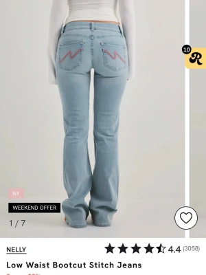 Ljusblå bootcut jeans - Jag har testat dom på tre gånger,känner mig inte bekväm i dom. Har prislappen kvar.Skriv om jag ska skicka bild på när de sitter på mig. 