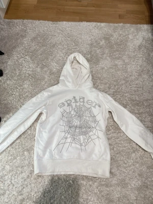 Vit Rhinestones spider hoodie - Väldigt bra Scick, strl S väldigt bra kvalitet. Kan diskutera pris