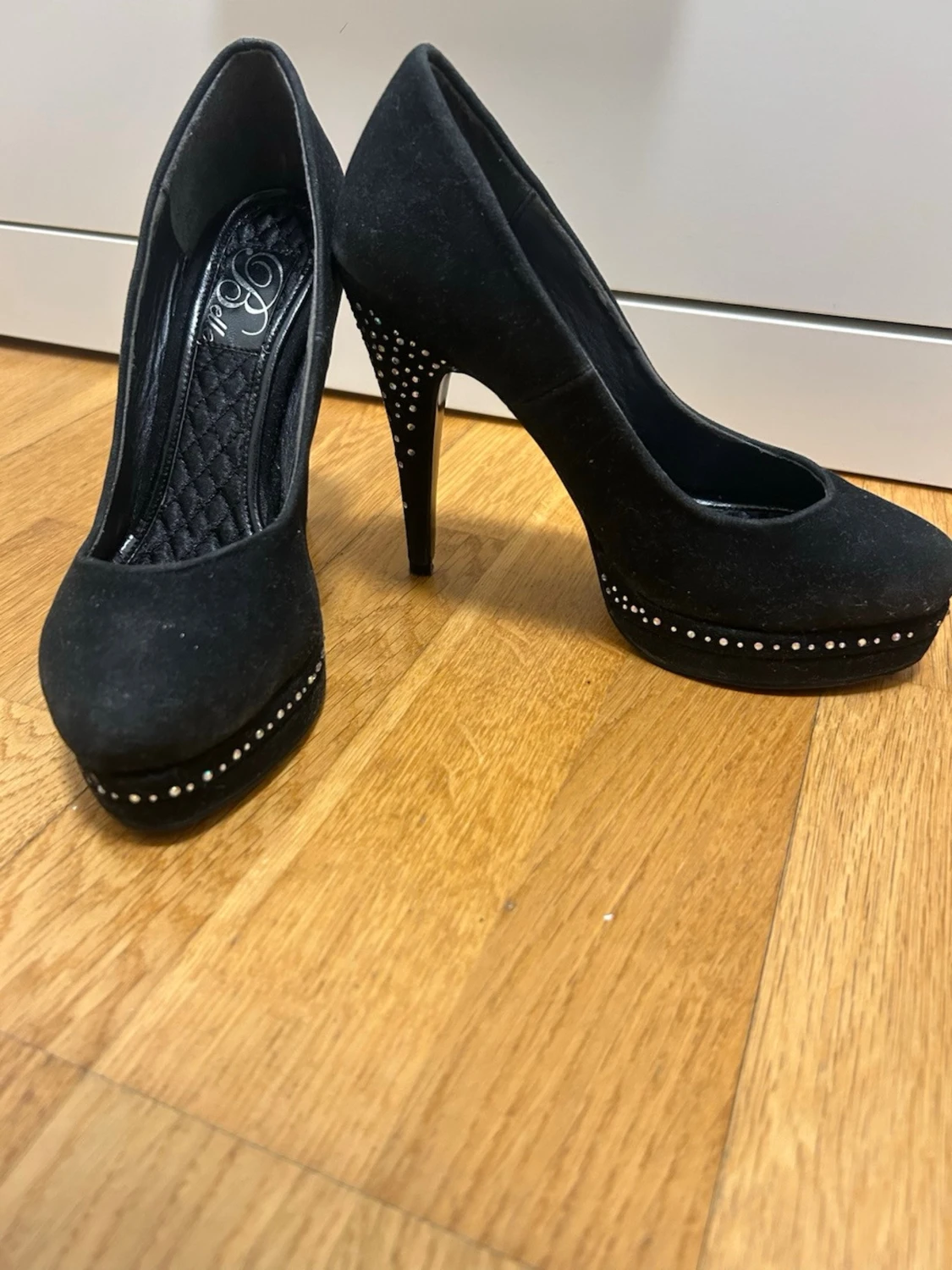 Svarta pumps med nitar från Bella