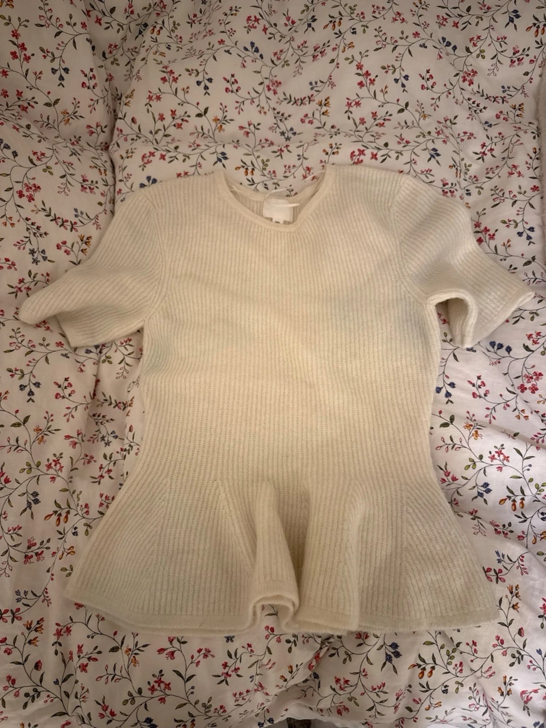 Ribbad vit topp med volangkant