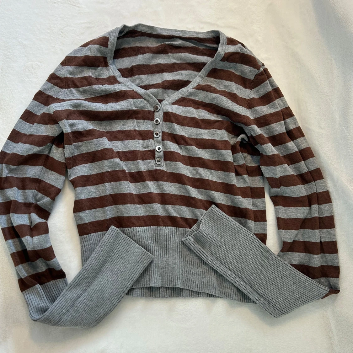 Randig stickad tröja