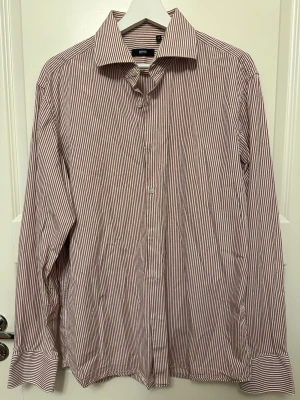 Hugo Boss skjorta - Hugo Boss skjorta. Storlek L. Mycket bra skick.