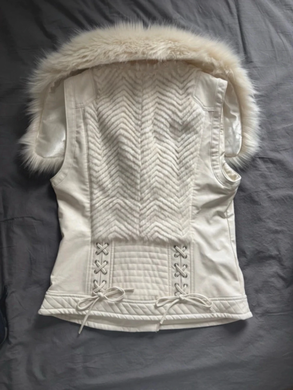 Vit pälsväst från Guess - 2