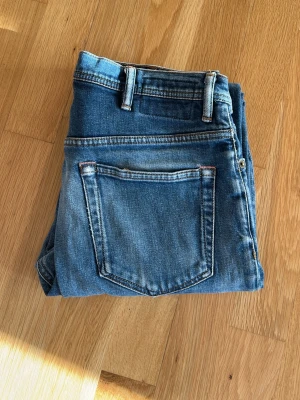 Acne studios jeans - Hejjjjj och välkommen till Liljestrands nu säljer jag mina acne studios/blå konst jeans i bra skick inga defekter men tecken på användning sköna fades och allmänt bra skick nypris runt 2000kr vårt pris 400kr kom med frågor osv.MVH LILJESTRAND