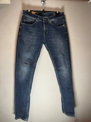 Blå slim fit jeans med dragkedjedetaljer - Dondup George i storlek 31. Fint skick.