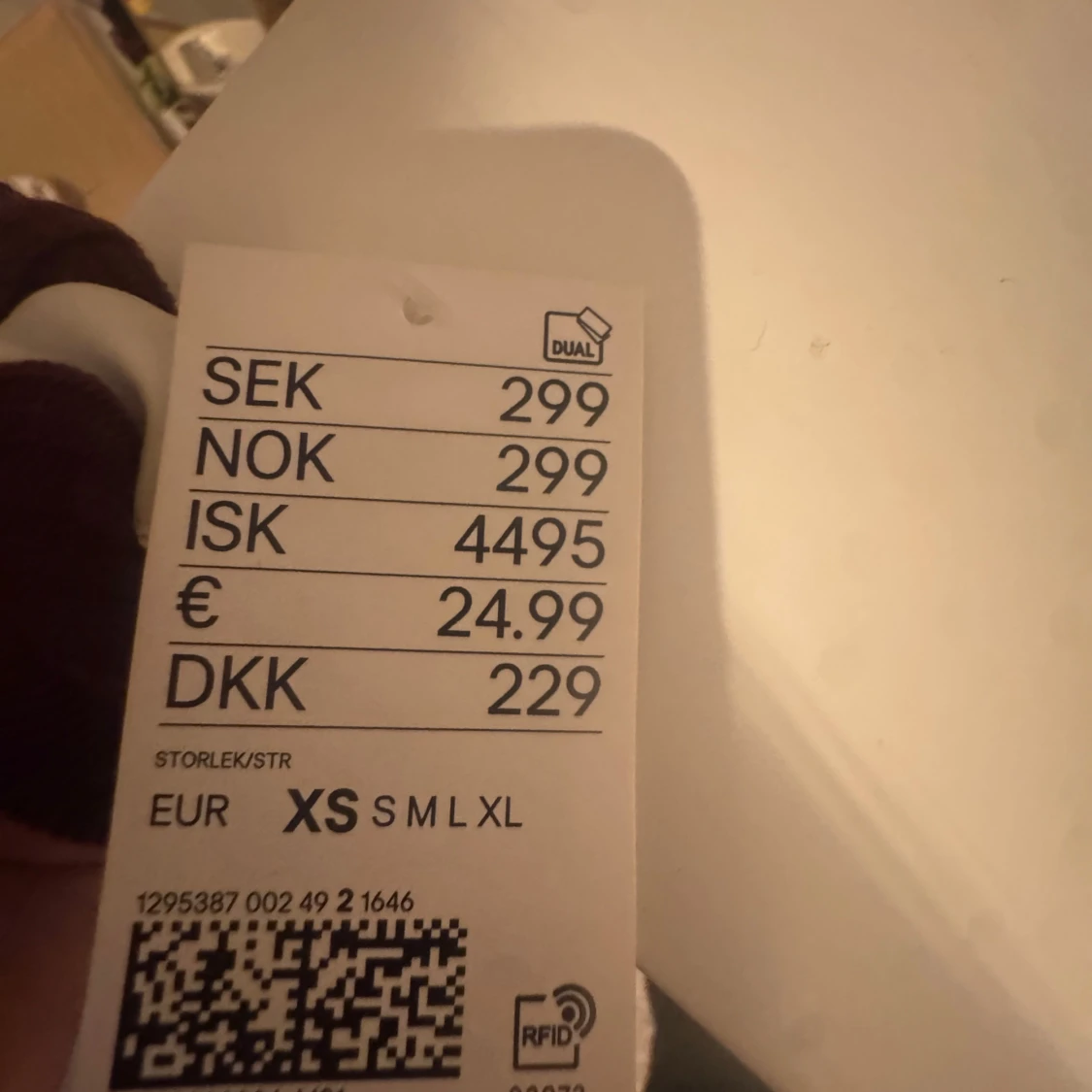 Vinröd cropped kofta med volangkant i storlek xs - 2