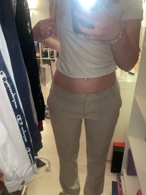 Beige kostymbyxor med raka ben - Säljer ett par kostymbyxor från bikbok, modellen är Vera och det är lågmidjade. Säljer pga för stora för mig. Använt dom 1 gång så inprincip nya! Hör av er vid frågor💕 kostar 500kr på hemsidan och säljer för 400kr