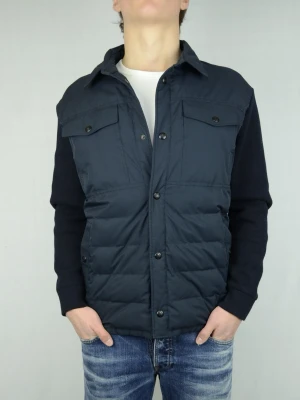 Massimo Dutti hybrid cardigan  - MASSIMO DUTTI HYBRID CARDIGAN Storlek : XL Passform : Normal Användning : Jackan är i ett väldigt fint skick utan defekter Nypris : Cirka 1800SEK Modellen på bilen är 182CM och väger 78KG