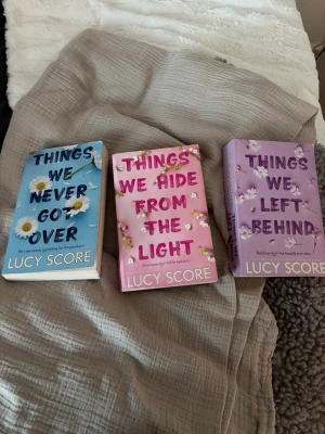 Lucy Score - Knockemout-serien (3 böcker) - Säljer tre böcker ur Knockemout-serien av Lucy Score: 'Things We Never Got Over' som är i ett helt okej skick