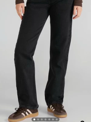 Svarta straight low jeans från Junkyard  - Säljer ett par svarta straight fit jeans från Junkyard. Klassisk femficksmodell med normal passform och raka ben. Jeansen är tillverkade i slitstark bomullsdenim och har en tidlös look som passar till det mesta. Perfekta för dig som gillar enkel och clean stil. Jeansen är helt oanvända eftersom jag köpte fel storlek. Nypris 599 kr.                    Pris kan diskuteras.