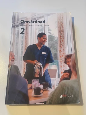Omvårdnad 2 kursbok Gleerups - Säljer denna kursbok i fint skick! Den är köpt begagnad och har några defekter som understruken text samt lite skrynklig i hörnet på sidorna men boken går att läsa och defekterna påverkar inte funktionen. Se bilder!  