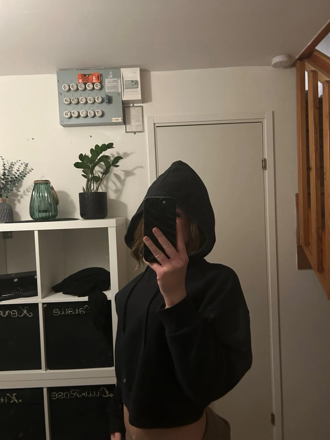 Svart cropped hoodie med huva - 1