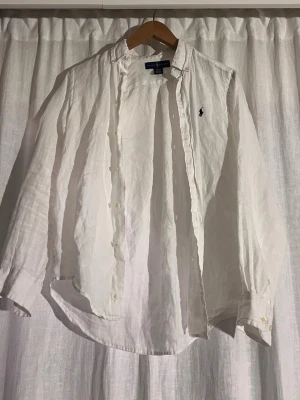 Ralph lauren linneskjorta - Säljer en riktigt fräsch Ralph lauren skjorta som passar perfekt nu till sommaren i storlek L (14-16) barn storlek. Skjortan är använd men inga synliga deffekter, Priset kan diskuteras vid snabb affär!