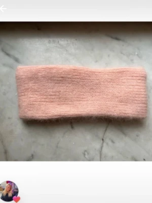 Ljusrosa stickat pannband - Säljer ett ljusrosa stickat pannband i mjukt och fluffigt material. Perfekt för att hålla öronen varma och samtidigt se snygg ut. Passar till många olika frisyrer och är onesize.