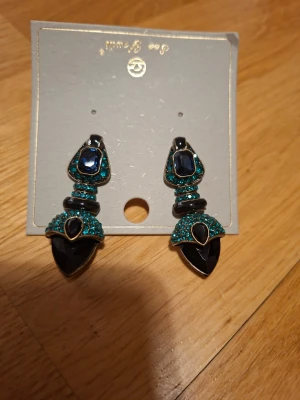 Svarta och turkosa statementörhängen - Fler fina accessoarer finns på min profil 💍  More exquisite accessories on my profile listings.