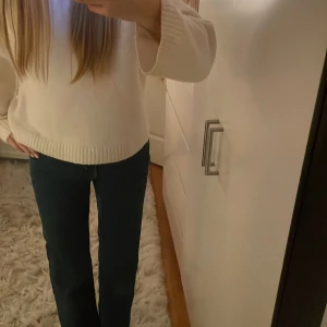 Mörkblå straight jeans low waist  - Super snygga mörkblå jeans från weekday i bra skick!! 