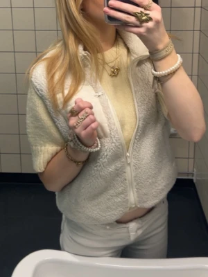 Ljusgul stickad kortärmad tröja - Supersöt ljusgul stickad tröja med korta ärmar