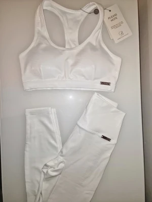 Bombshell Sportswear Träningsset - Vit sport-bh med racerback-design och leggings från Bombshell Sportswear white pyton. Sitter snyggt och bekvämt vilket är perfekt för träning & dans. Märkeslogga på linningen och originaltaggar kvar. Slutsåld och går ej att få tag på mer!  *Supersnyggt till gymmet där du definitivt     kommer att sticka ut  *Du får hela setet till priset utav leggingsen  * Storlek S på Sport-bhn och XS på leggingsen