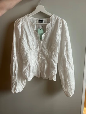 Trendig GinaTricot blus🤍 - Helt ny oanvänd blus från GinaTricot🤍🤍🤍 Storlek S. Skriv om ni har några frågor🤍💕
