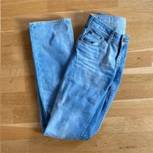 Jeans - Jätte fina low waist jeans! Dem har inga defekter och passar mig som är 1,64 cm! Hör av er via frågor!❤️