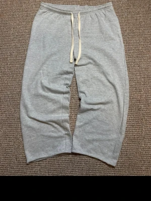 Grå sweatshorts från Livergy - Mysiga grå sweatshorts från Livergy med elastisk midja och vit snörning. Perfekta för chill dagar eller träning. Tillverkade i mjuk bomullsmix för extra komfort och avslappnad passform.