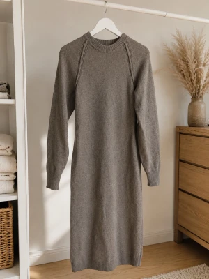 Beige stickad tröja från H&M - Säljer en beige stickad tröja från H&M i storlek S. Tröjan är tillverkad i en mjuk blandning av polyester, akryl och lite ull, vilket gör den både bekväm och varm. Klassisk rund halsringning och ribbstickade muddar för en snygg passform.