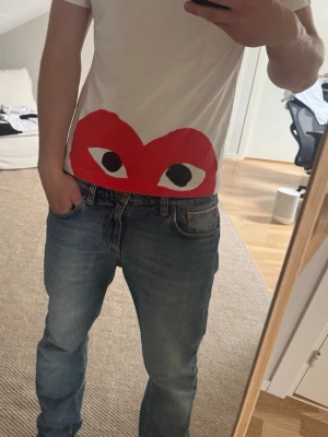 Comme Des Garçon T-shirt - Populär T-shirt från Cdg. Jättefint skick, tvättlapp bortklippt, se bilder. Självklart äkta. Hör av dig vid frågor!