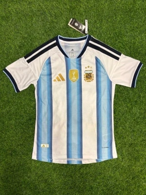 Argentina matchtröja blåvit - OBS säljer inte just nu kontakta mig om du är intresserad eller har frågor En stilren fotbollströja med Argentinas klassiska hemmadesign. Perfekt för dig som följer landslaget, spelar fotboll själv eller vill ha en sportig tröja till vardags.  Passformen är bekväm och tröjan fungerar lika bra på läktaren som under träning eller fritidsaktiviteter. Bilden visar tröjans skick och detaljer.  Skickas via Vinted med spårbar frakt.