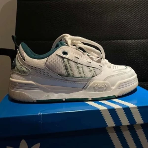 Adidas Originals ADI 2000 - Skorna är i väldigt bra skick och nypris är 1200 kr.  Storlek 43 1/3. Orginalbox medföljer.