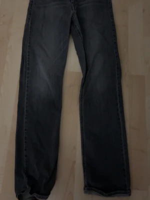Gråa Replay jeans thad modellen - Säljer ett par gråa jeans från replay. Byxorna har en trasig lapp men de är inget man lägger märke till och de är enkelt o dölja genom bälte. Storlek 158cm. Skriv gärna om ni har några frågor