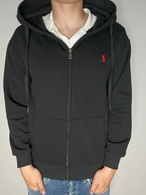 Svart hoodie från Polo Ralph Lauren - Svart hoodie med dragkedja från Polo Ralph Lauren.✅ skickar snabbt efter att du har beställt📦 frågor? Skicka ett meddelande.