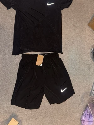 Nike Miller set - Hej, säljer Nike Miller sets. Finns fler färger. Skriv för mer info.