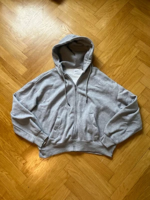 Bershka hoodie grå - En väldigt snygg Bershka hoodie som passar till kalla kvällar på sommaren .