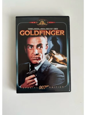 Goldfinger - James Bond 007 - DVD Special Edition  - DVD-utgåva av tidlösa klassikern ”Goldfinger", den kanske mest älskade ur James Bond 007-serien. Special Edition med extramaterial som kommentarspår av regissören, intervju med Sean Connery, bildgalleri och trailers. Filmen har en speltid på 1 timme och 48 minuter och är rekommenderad från 15 år. Originalförpackning i mycket gott skick. 